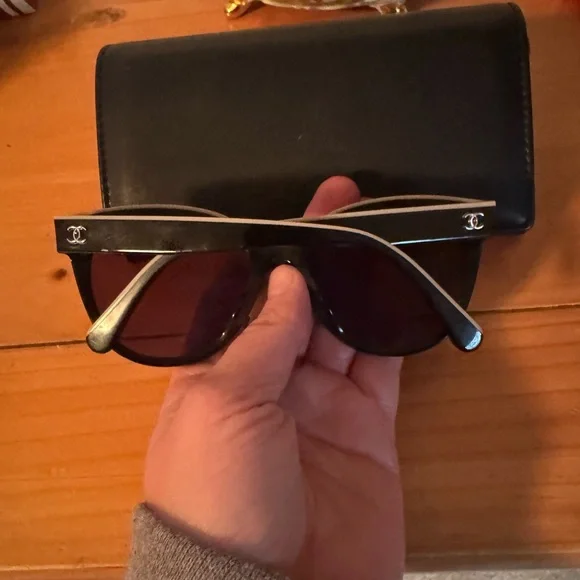 Chanel butterfly Black Sunglasses - Picture 6 of 7